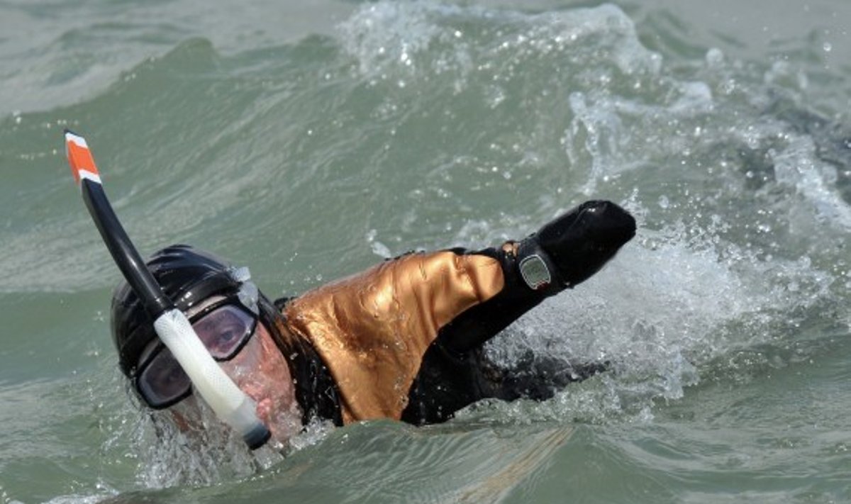 Philippe Croizon treniruojasi perplaukti sąsiaurį