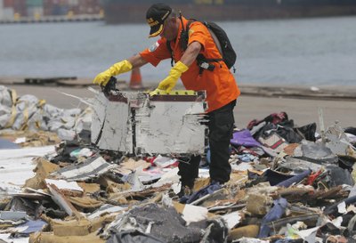 Dviejų naujų lėktuvų „Boeing 737 MAX“ katastrofos, kuriose žuvo 346 žmonės, įvyko todėl, kad nebuvo įdiegti papildomi, dubliuojantys atakos kampo jutikliai.