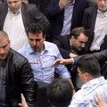 Makedonijoje protestuotojai šturmavo parlamentą: sužeistas opozicijos lyderis