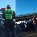 Žiedinėje sankryžoje Klaipėdos r. susidūrė 3 automobiliai: sužaloti du jaunuoliai, susidarė spūstys