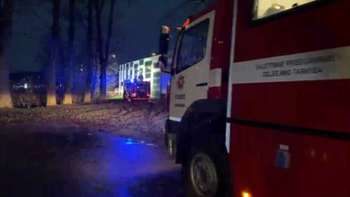 Ankstų rytą Vilniuje pastebėtas nuskendęs „Mercedes-Benz“ ir pagalbos besišaukianti moteris