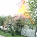 Iš degančio namo moterį išgelbėjo kaimynai