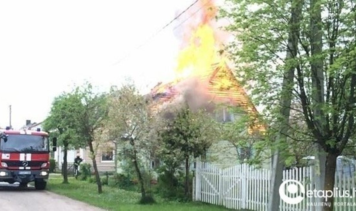 Iš degančio namo kuršėnietę išgelbėjo kaimynai