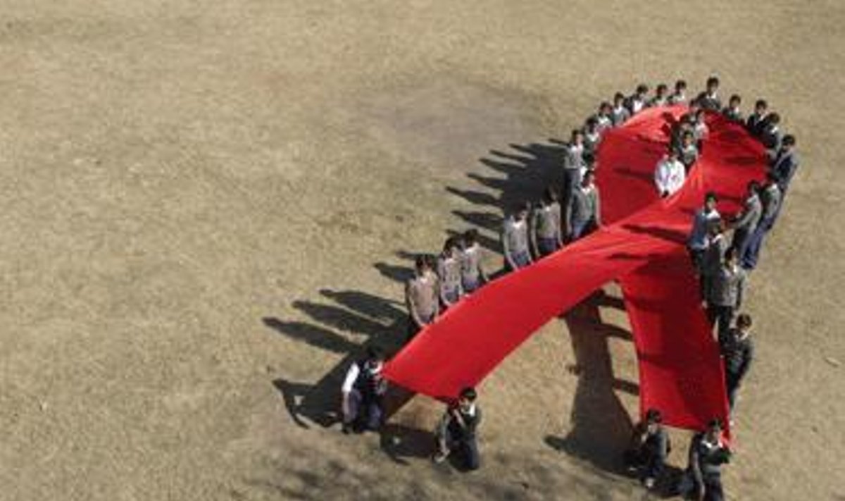 Moksleiviai ruošiasi pasaulinei AIDS dienai Chandigarho mieste, Indijoje