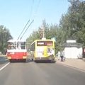 Rusijoje autobuso ir troleibuso vairuotojai aiškinosi, kuris greitesnis