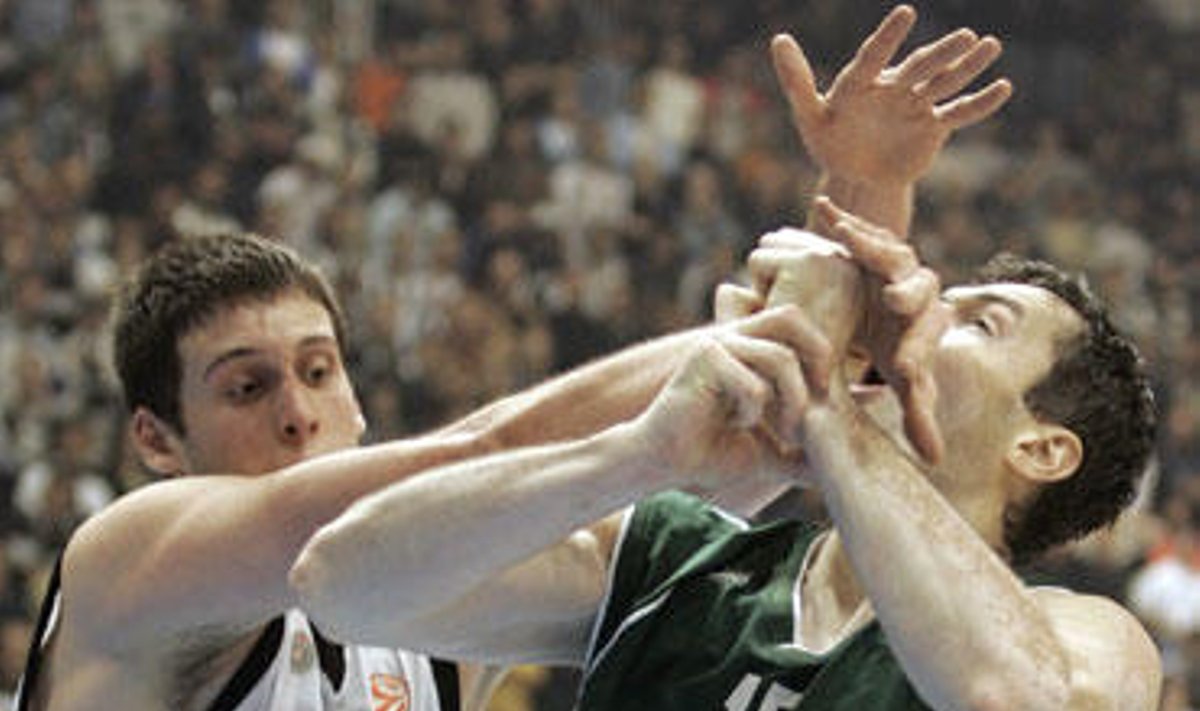 Atkaklioje kovoje Kosta Perovičius ("Partizan") bando perimti kamuolį iš Dejano Tomaševičiaus ("Panathinaikos")