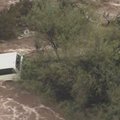 Arizonoje išgelbėti potvynio įkalinti vairuotojai