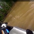 Nufilmuota, kaip potvynio užlietame Hiustono rajone policininkas išgelbsti gyventoją ir tris šunis