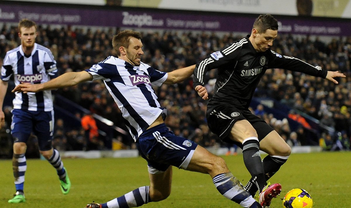 Garethas McAuley, (WBA) kovoja su Fernando Torresu ("Chelsea")