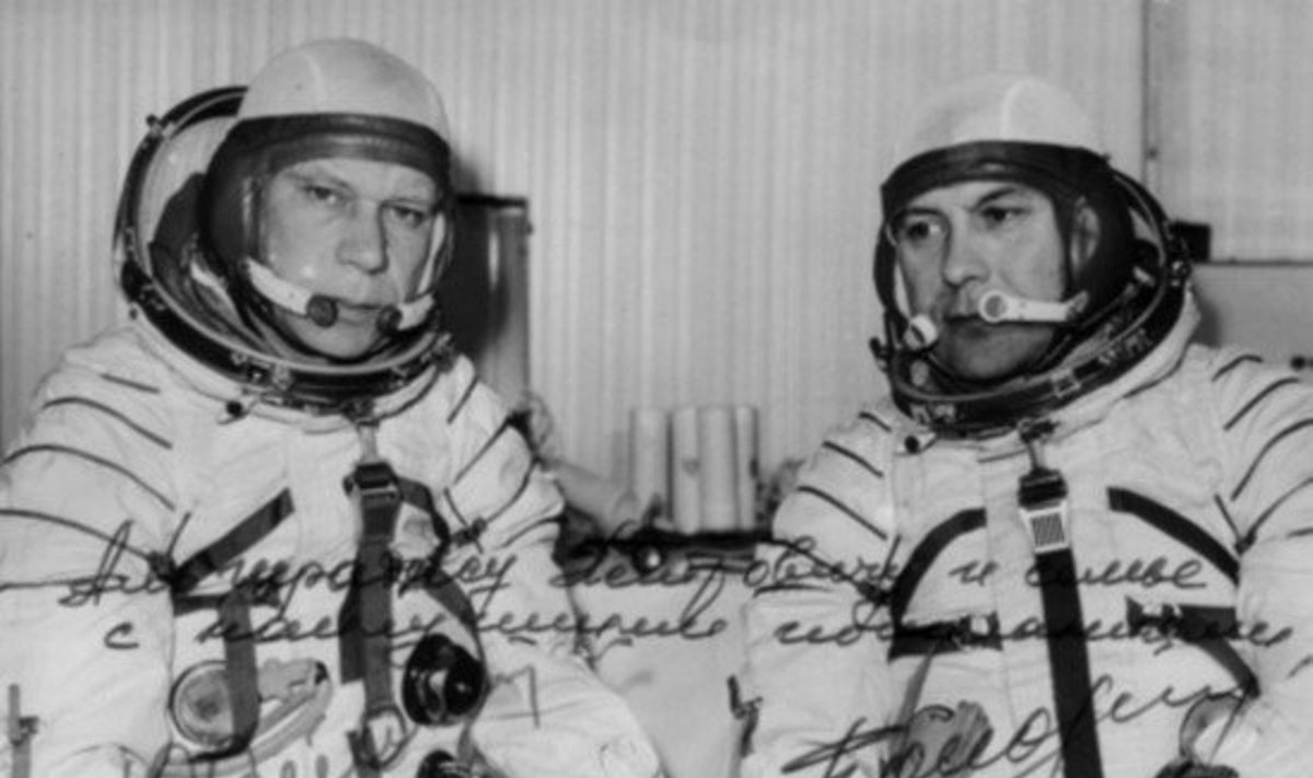 Vilniaus gamyklose, vadintose „pašto dėžutėmis“, kuriose buvo gaminama slapta įranga arba jos detalės, lankydavosi ir SSRS kosmonautai. Jų nuotrauka atminimui, užrašyta 1995 metais. Dešinėje – pirmasis ukrainietis  ir ketvirtasis sovietinis kosmonautas Pavelas Popovičius, kosminio laivo „Sojuz-14“ vadas.A.Vileikio asmeninio archyvo nuotr. 