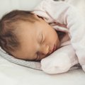 Paskelbę naujas kūdikių migdymo gaires Amerikos pediatrai siunčia įspėjimą tėvams