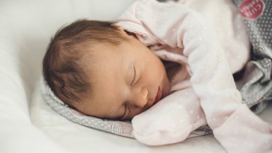 Paskelbę naujas kūdikių migdymo gaires Amerikos pediatrai siunčia įspėjimą tėvams