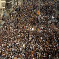 Tūkstančiai katalonų išėjo į gatves: žmonės būriais plūdo į miesto centrą, sutriko susisiekimas