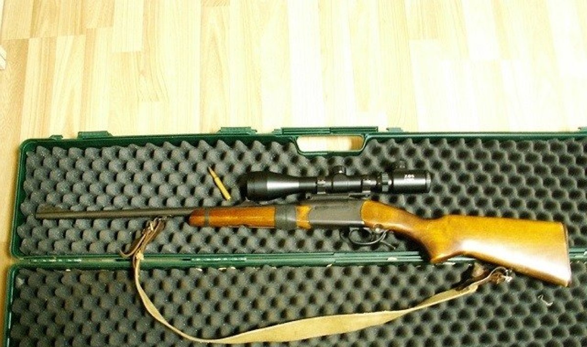 Iš neblaivių medžiotojų konfiskuotas šautuvas