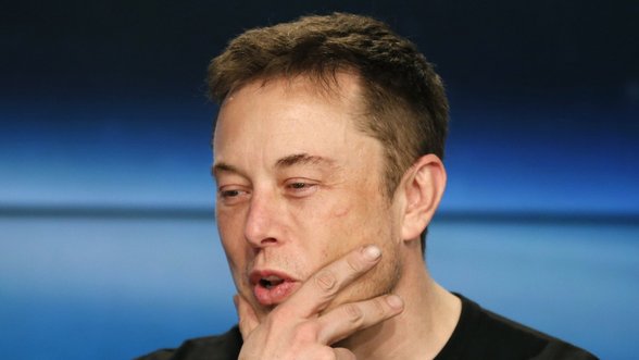 Muskas: „Tesla“ pristatys naujai užsakytus „Model 3“ iki metų pabaigos