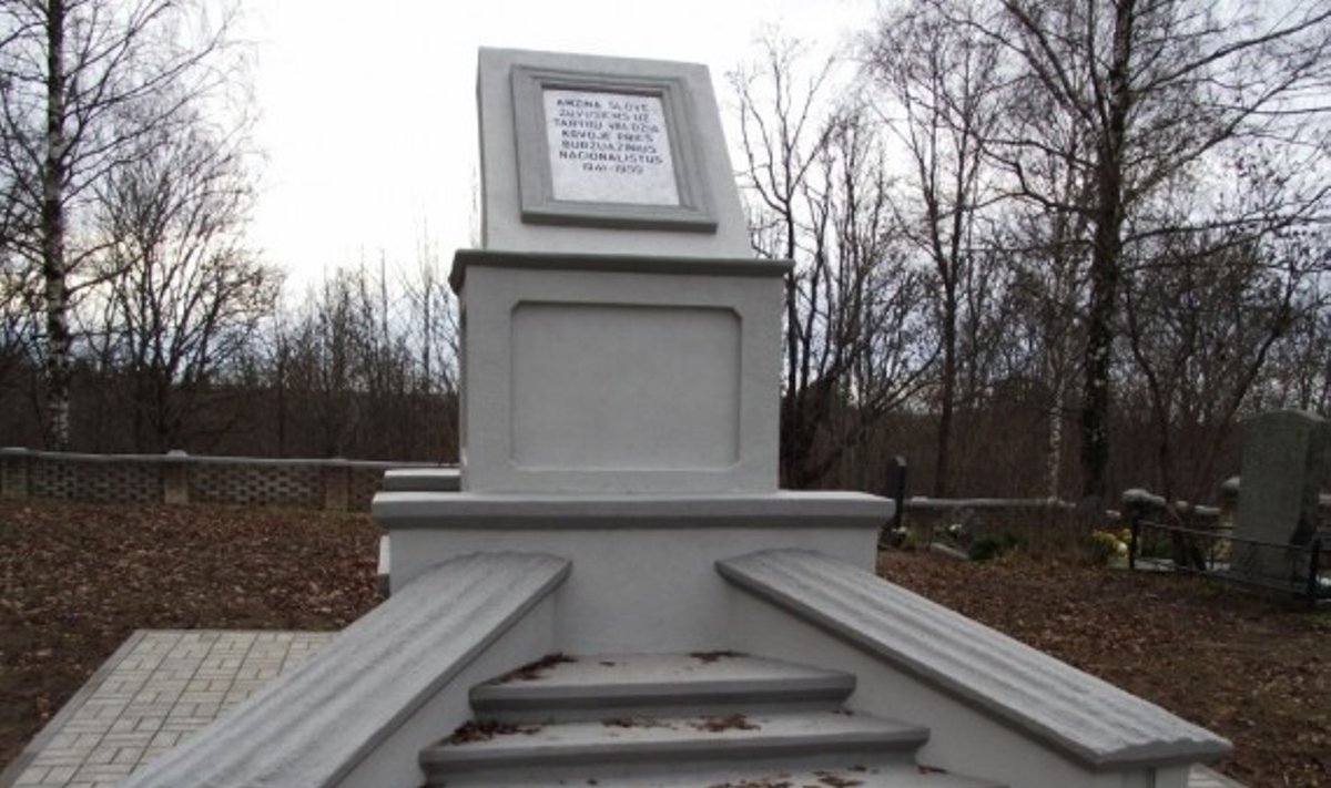 Betygalos miestelio Pilkalnio kapinėse stovi paminklas „žuvusiems už tarybų valdžią kovoje prieš buržuazinius nacionalistus“