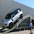 „Land Rover“ kviečia į bekelės nuotykį: atsivežė platformą, pakeisiančią pelkynus ir prastus kelius