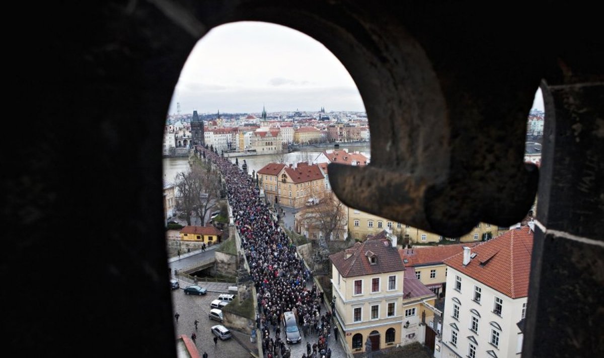 Vaclavo Havelo karstas pervežtas į Prahos pilį