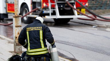 Medininkų pasienio kontrolės punkte kilo didelis gaisras – sudegė „Porsche Cayenne“ ir dalis administracinio pastato