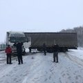 Dėl vilkikų avarijų susidarė milžiniškos spūstys abiem kelio Vilnius-Kaunas kryptimis