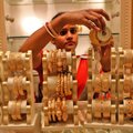 Auksas siekia kone rekordines aukštumas Indijoje, bet pirkėjai neskuba