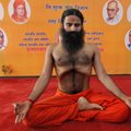 Indijoje medikai ragina suimti garsų jogos guru