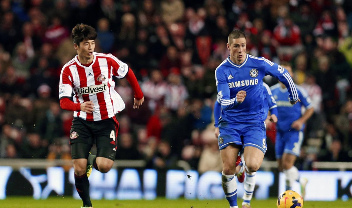 Ki Sung-Yongas ("Sunderland") ir Fernando Torresas ("Chelsea")