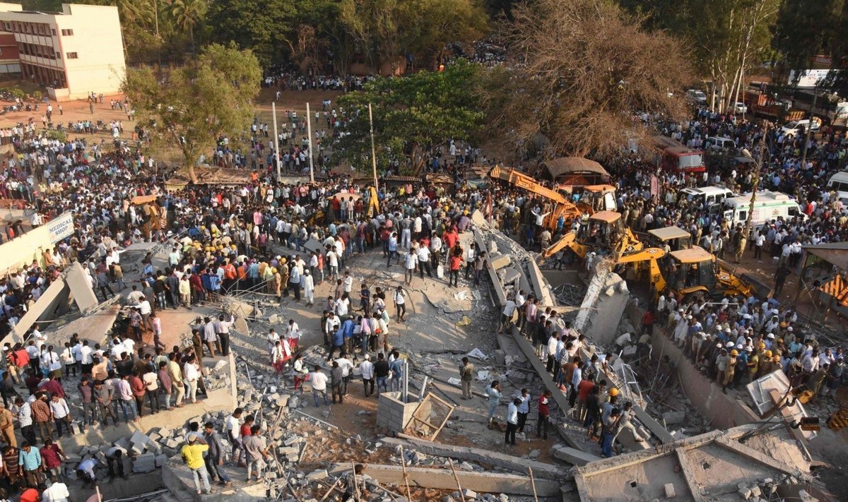 Indijoje sugriuvus pastatui žuvo du, po griuvėsiais liko dar dešimtys žmonių