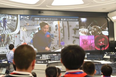 Kinijos astronautai vykdo misiją kosmose.