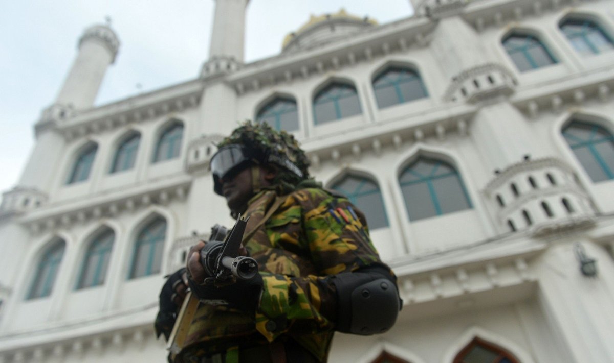 Šri Lankos karys prie maldos namų