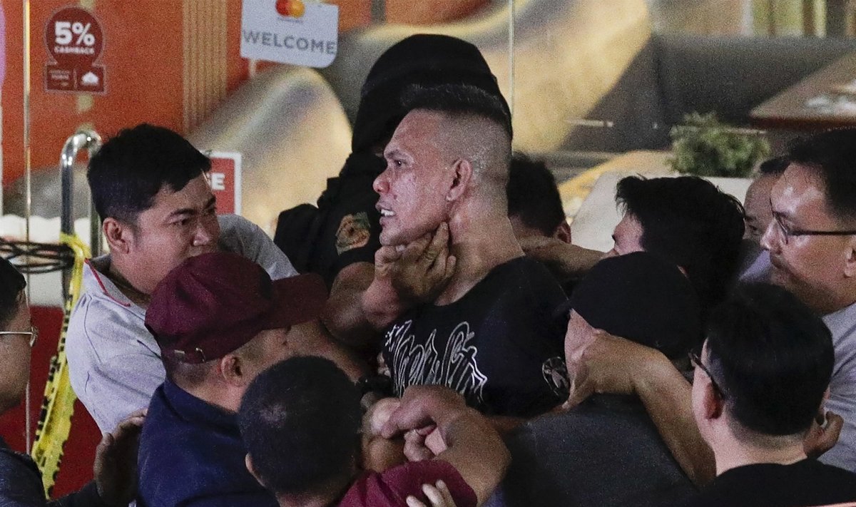 Filipinų policija išveda įkaitus Maniloje paėmusį vyrą