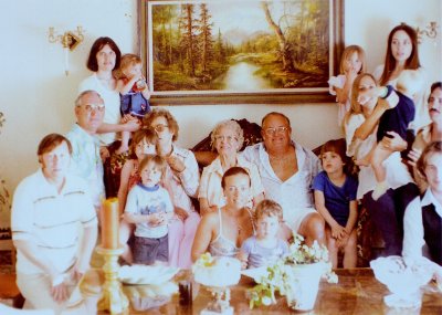 1977 metų Angelinos Jolie šeimos nuotrauka