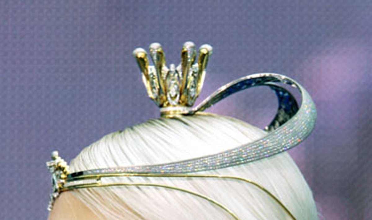 Modelis Maskvoje vykstančioje juvelyrikos parodoje demonstruoja auksinę karūną, puoštą deimantais.