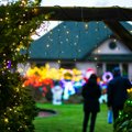 Kaimynai latviai stebina: namo kiemą išpuošė 30 tūkst. kalėdinių lempučių