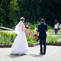 Į vestuves Lietuvoje skridusi emigrantė apstulbusi: bilietų parduota daugiau, nei yra vietų