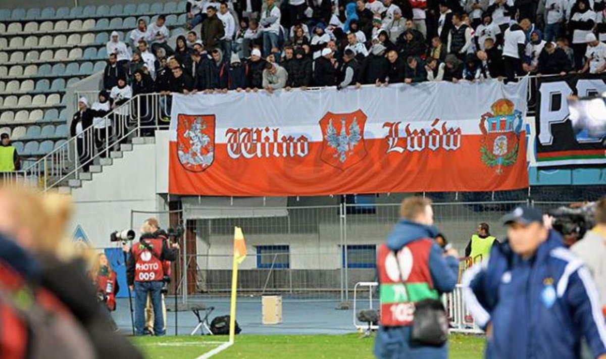 Lenkų futbolo fanų plakatas Kijevo stadione