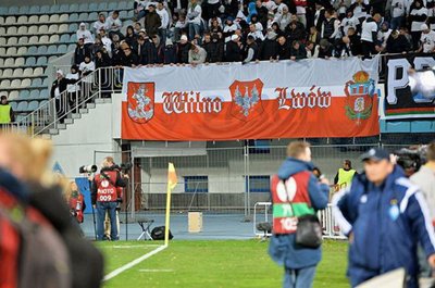Lenkų futbolo fanų plakatas Kijevo stadione