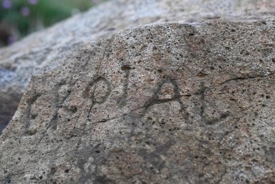 Mįslingas užrašas ant akmens
