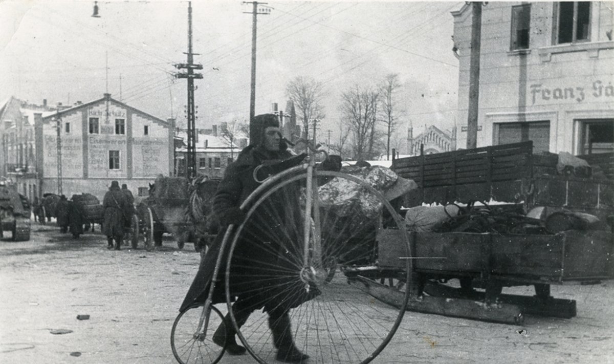 Raudonarmietis Klaipėdoje. Kam kariui reikalingas toks dviratis? Chanono Levino nuotrauka