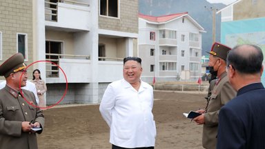 Analitikė apie viešumoje pasirodžiusią Kim Jong Uno seserį: niekada nesužinosime, kas čia nutiko