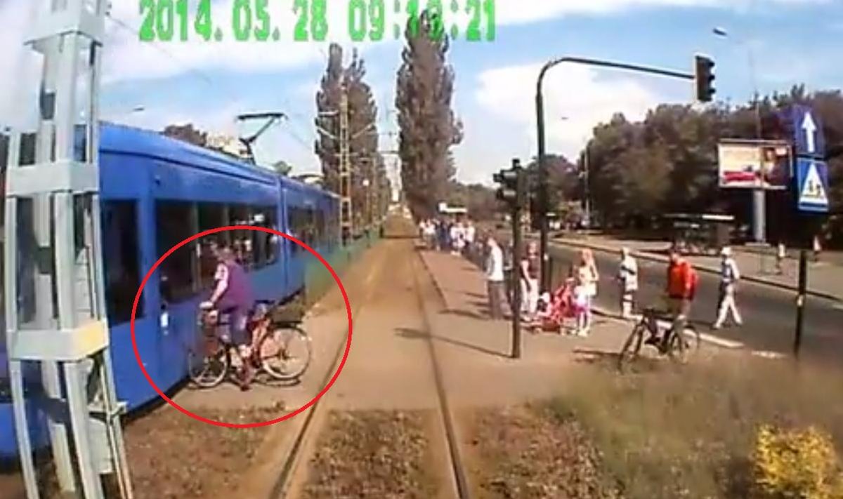Rowerzysta zderzył się z tramwajem