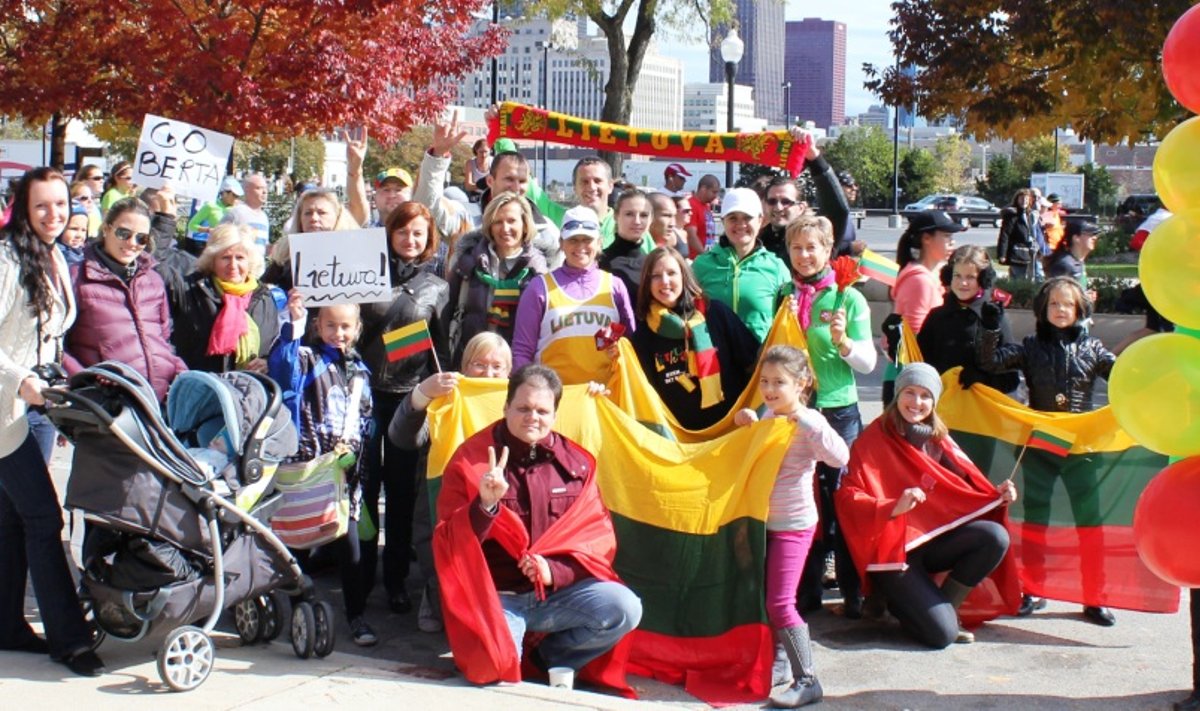 Marijus Gudynas (priekyje) su lietuvių aistruoliais Čikagos maratone