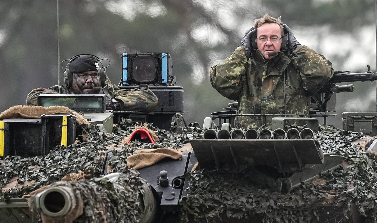 Vokietijos Gynybos ministras B. Pistoriusas apžiūri karinę techniką