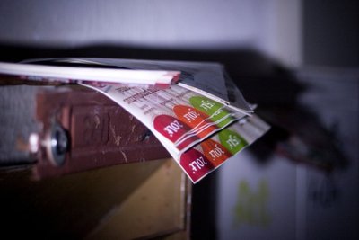 Nuo reklaminių lankstinukų šūsnies turėtų išgelbėti vienas lipdukas - ar tikrai jis padeda?