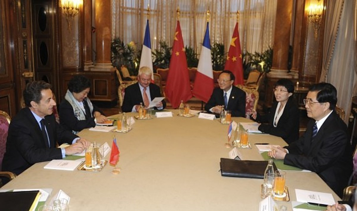 Prancūzijos prezidento Nicolas Sarkozy ir Kinijos lyderio Hu Jintao derybos.