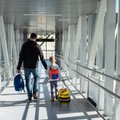 Baudos, kalėjimas ir patikrinimai oro uoste: kas gresia tėvams, jei jie pamokų metu išsiveža vaikus atostogų