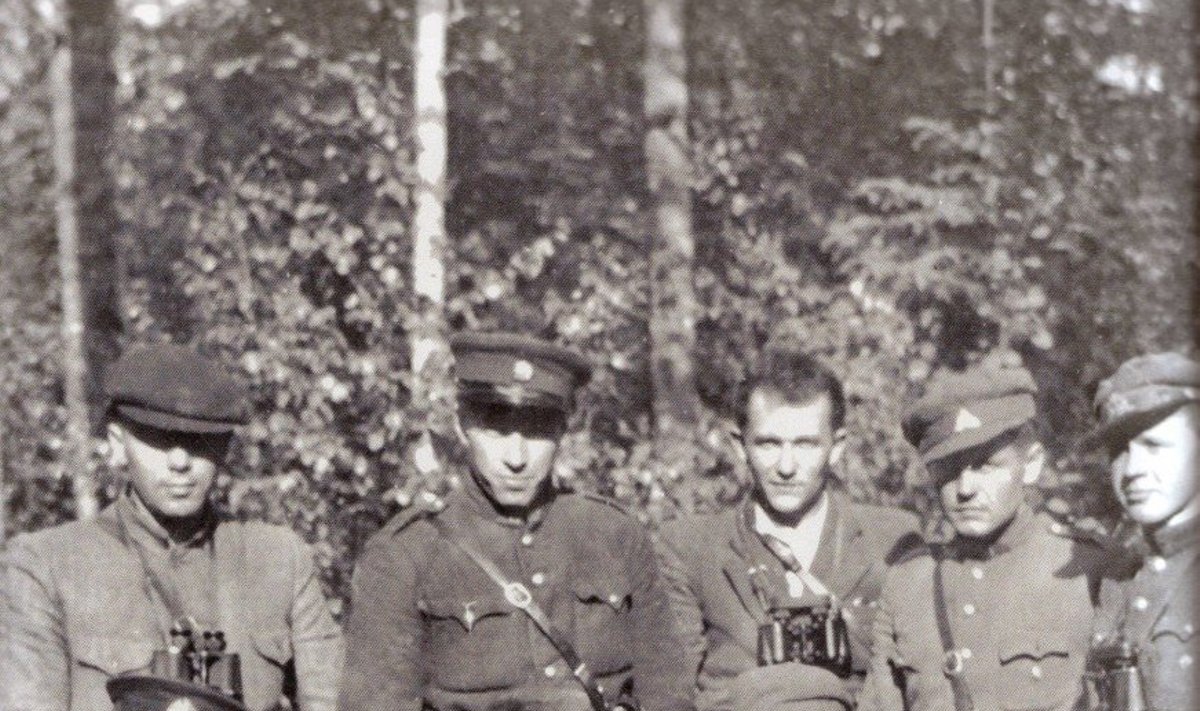 Kęstučio apygardos štabo nariai ir eiliniai partizanai, 1948 m. vasara. (Už laisvę ir tėvynę. Vilnius: LGGRTC, 2007)