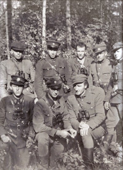 Kęstučio apygardos štabo nariai ir eiliniai partizanai, 1948 m. vasara. (Už laisvę ir tėvynę. Vilnius: LGGRTC, 2007)