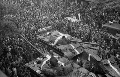 Sovietų tankus apsupusi minia įsiveržimo į Čekoslovakiją metu. 1968. Praha