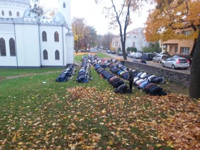 Musulmonų malda prie Kauno mečetės